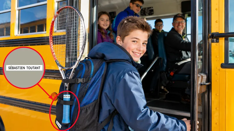 Départ en autobus scolaire avec sac et raquette identifiés